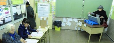 Los porte�os ya votan para elegir al sucesor de Macri