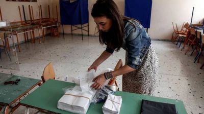 Grecia decide en las urnas por S� o por No su destino y el futuro del euro