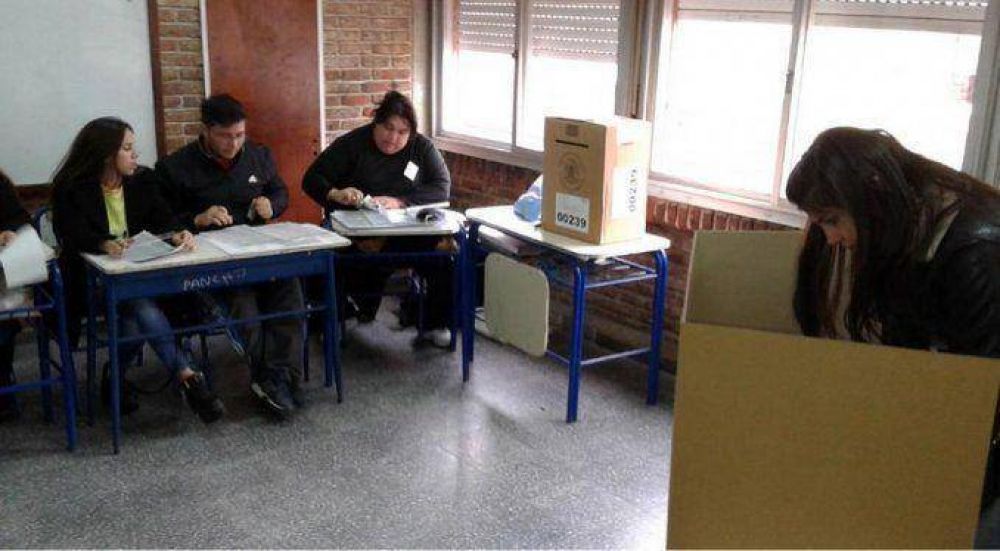 Cerraron las mesas en C�rdoba y Schiaretti se ubica como favorito