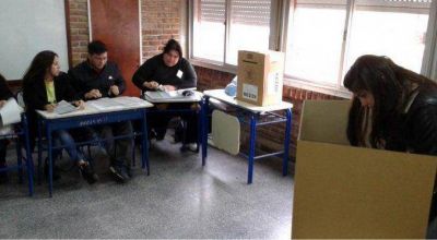 Cerraron las mesas en C�rdoba y Schiaretti se ubica como favorito
