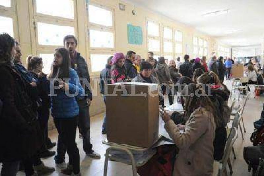 Cerraron los comicios en Crdoba con una participacin de alrededor del 75% 