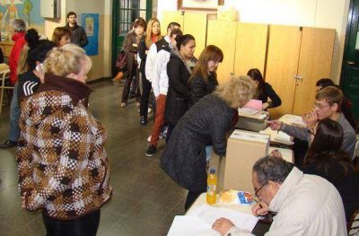 Cerraron las escuelas y empez� el recuento de votos