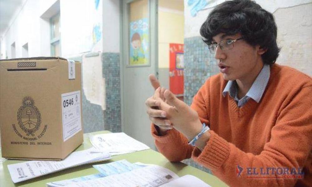 Un joven de 18 a�os y una mujer que usurp� el cargo, casos curiosos de autoridades de mesa