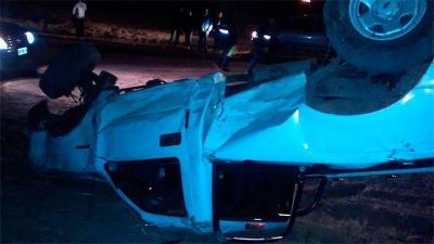 Dos camionetas chocaron violentamente y una qued� volcada