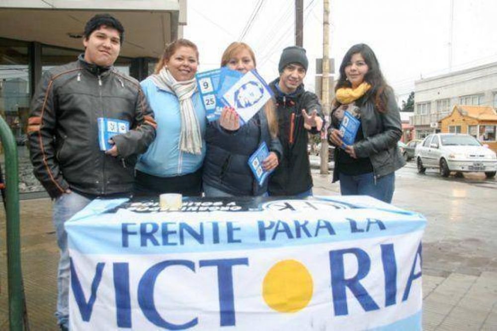 FPV entreg� folleter�a informativa sobre las PASO y Parlamentarios del Mercosur