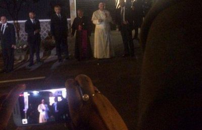 En su primera noche en Ecuador, Francisco rez� con la gente en la calle