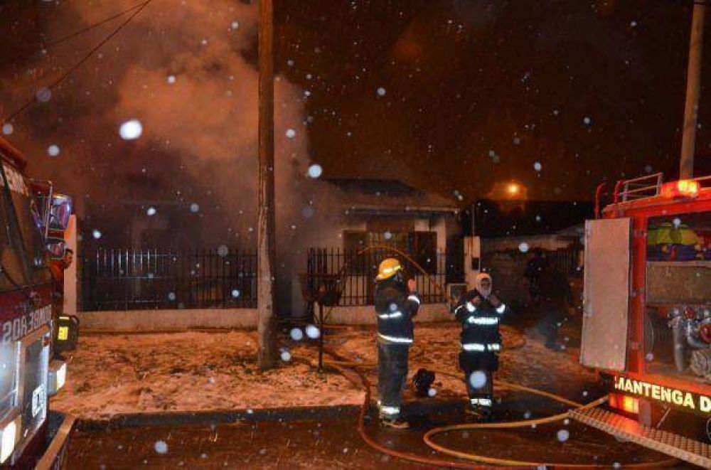 Barrio Mutual: Familia perdi� todo tras incendio de vivienda 