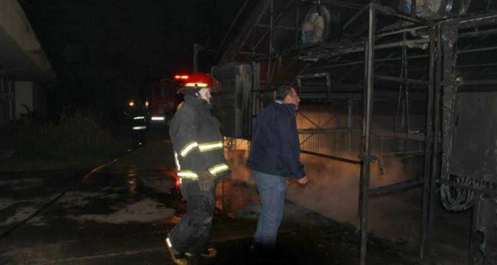 Bomberos sofoc� un incendio en invernadero de Inta