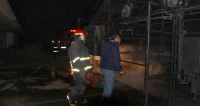 Bomberos sofoc� un incendio en invernadero de Inta