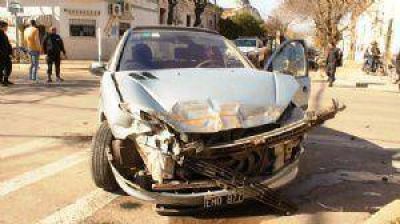 Violento choque entre un auto y un m�vil policial