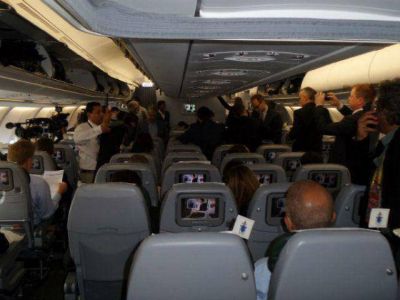 El vuelo papal, entre bromas, rosarios y buen vino