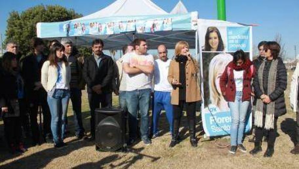 Florencia Saintout de recorrida por barrios platenses