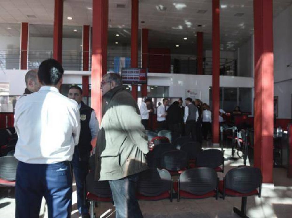 Roban 300 mil pesos en un atraco a una sede del Banco Municipal