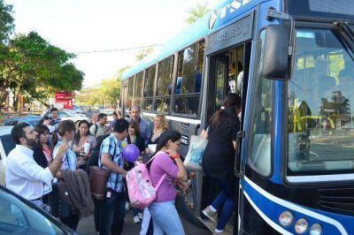 Con colectivos gratuitos, la Municipalidad facilit� el traslado de 42.000 vecinos a sus lugares de votaci�n