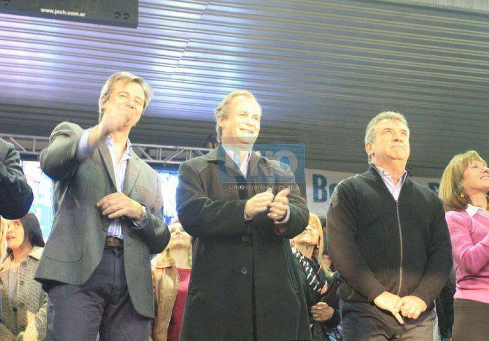 El candidato a gobernador del urribarrismo lanz� su campa�a en el club Echag�e de Paran�, junto al gobernador y la intendenta Osuna.