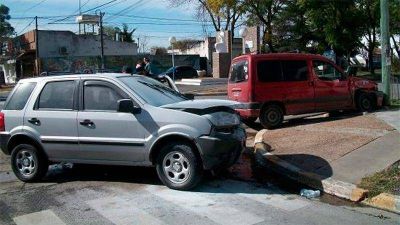 Dos camionetas protagonizaron un violento choque