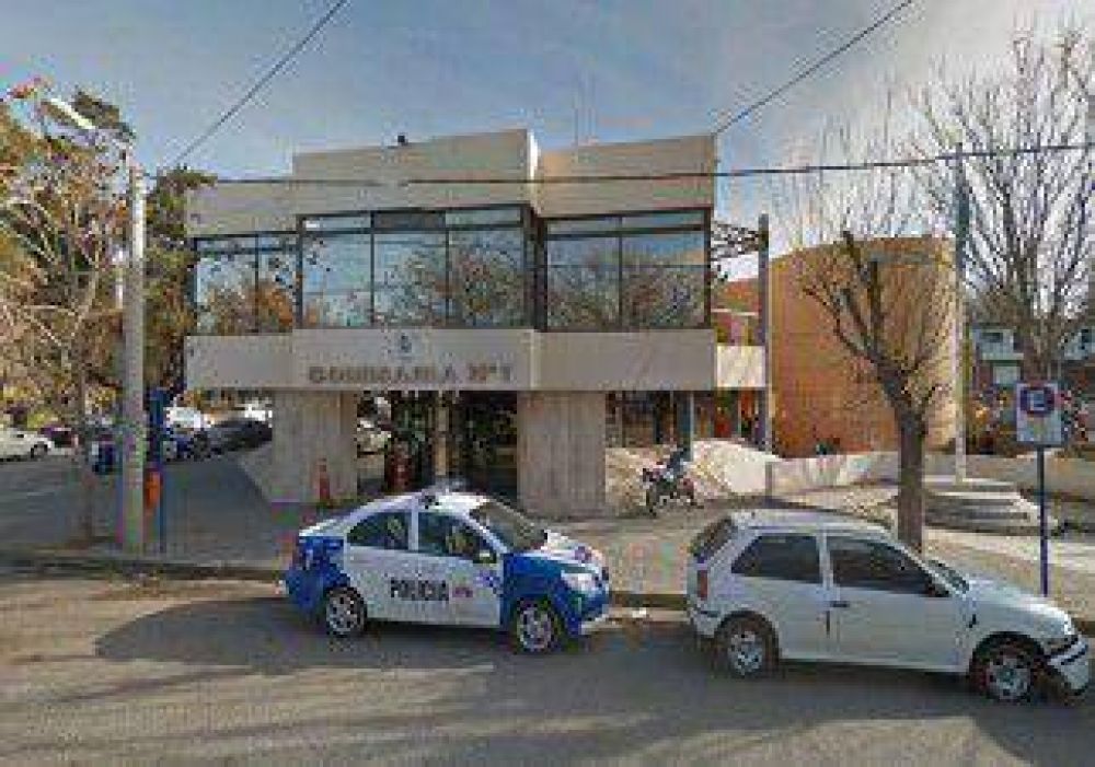 Dos pibas atacaron a un polic�a con una cuchilla de carnicero 