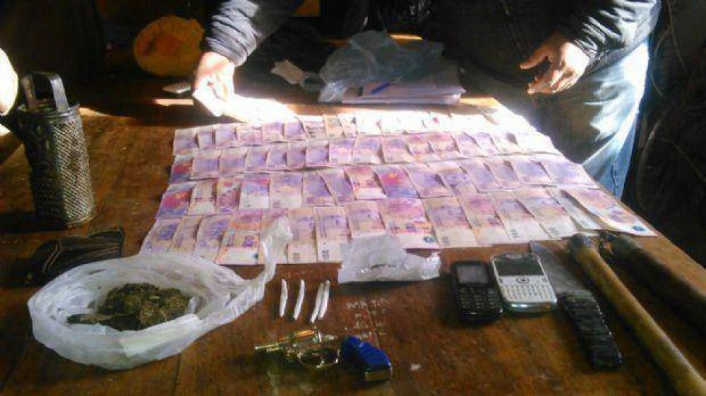 POCITO Un pibe de 16 a�os escond�a un arma y marihuana abajo de su colch�n