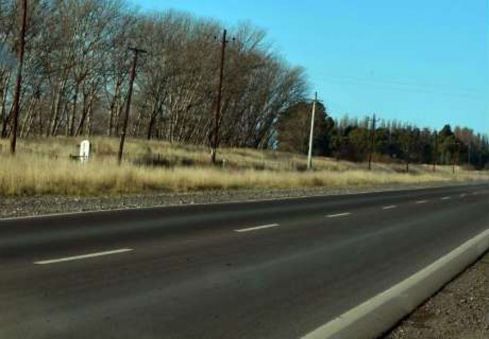 Dos motociclistas graves al chocar a un acoplado en ruta 3