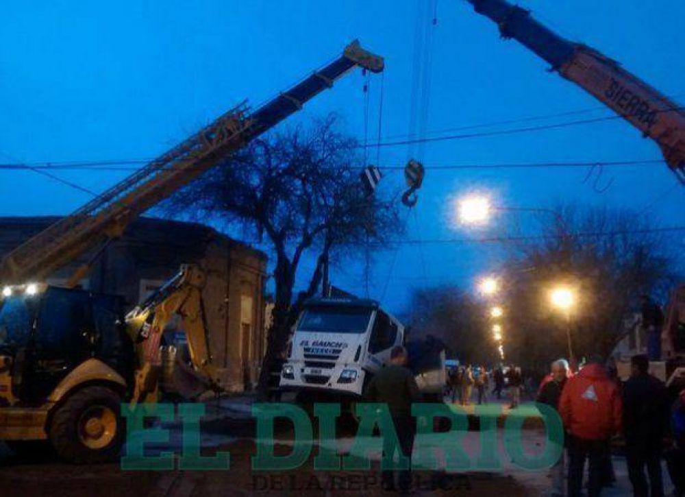Villa Mercedes: sacaron el cami�n que hab�a quedado atascado en el asfalto