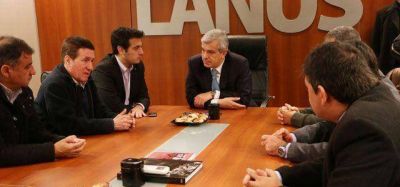 Dom�nguez recorri� Lan�s junto a Juli�n �lvarez