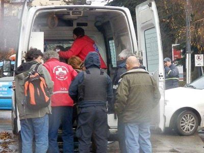 Embisten a una mujer de 74 a�os y le provocan una fractura