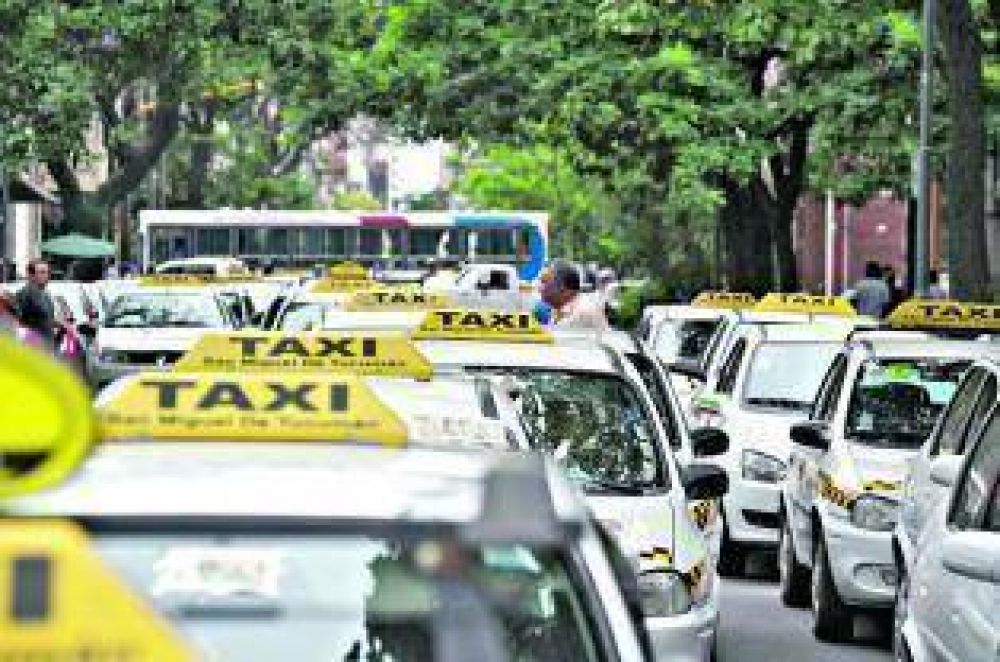 Choferes de taxi amenazan con no dejar que el Concejo sesione