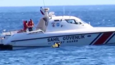 Se olvidaron a su beb� en el mar y tuvo que rescatarlo la Guardia Costera