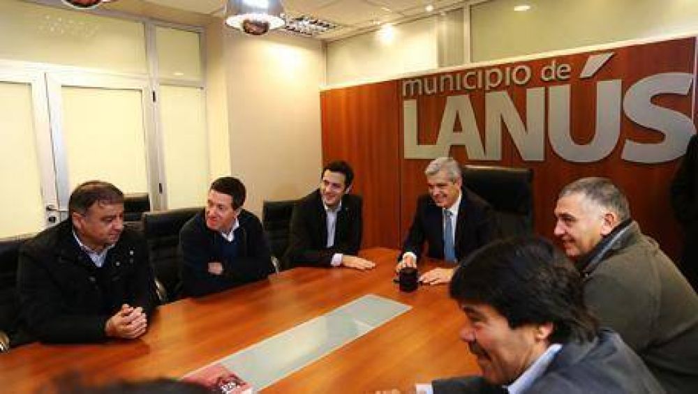 De campa�a, Juli�n Dom�nguez pas� por Lan�s