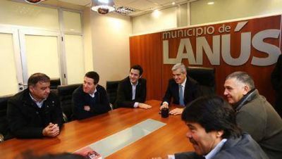 De campa�a, Juli�n Dom�nguez pas� por Lan�s