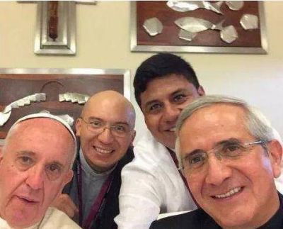 El �selfie� del Papa y otros gestos de cercan�a en su viaje a Ecuador