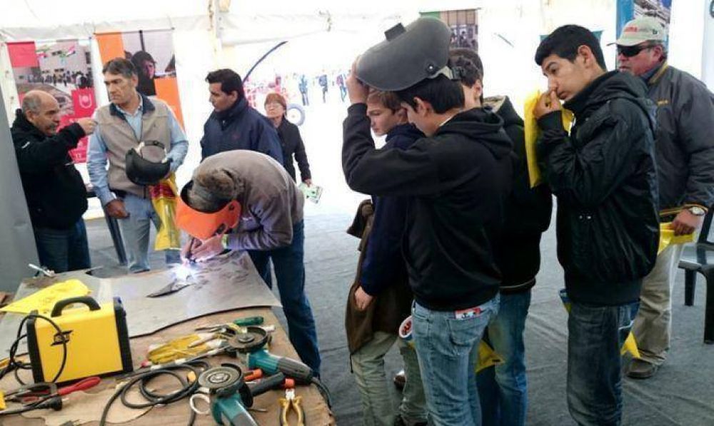 Ingenier�a particip� de la AGRONEA con un stand de la Escuela de Soldadura El Fulagar