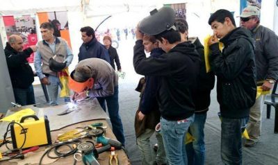 Ingenier�a particip� de la AGRONEA con un stand de la Escuela de Soldadura El Fulagar