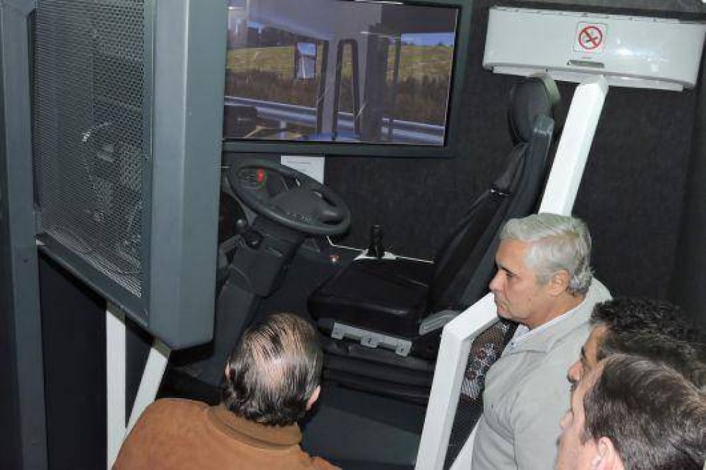 Fabi�n R�os acompa�� la presentaci�n del simulador para capacitar a conductores del transporte p�blico