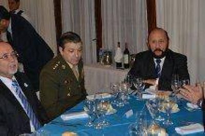 El gobernador asisti� a la cena anual de camarader�a en el Regimiento 29