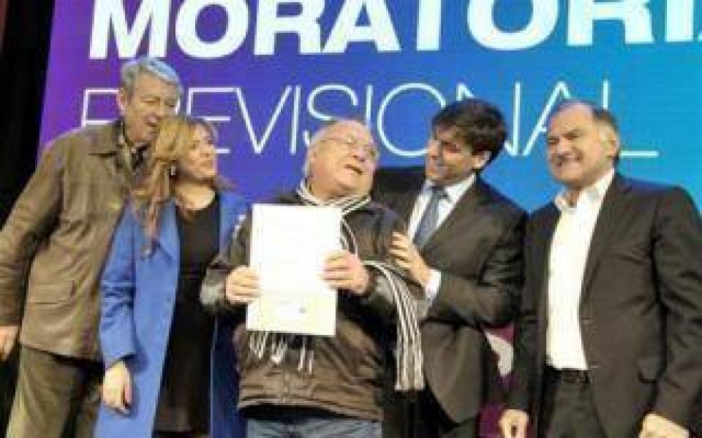 Bossio entreg� jubilaciones en Florencio Varela