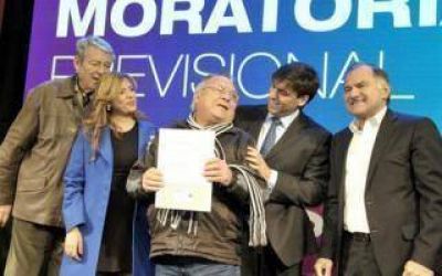 Bossio entreg� jubilaciones en Florencio Varela
