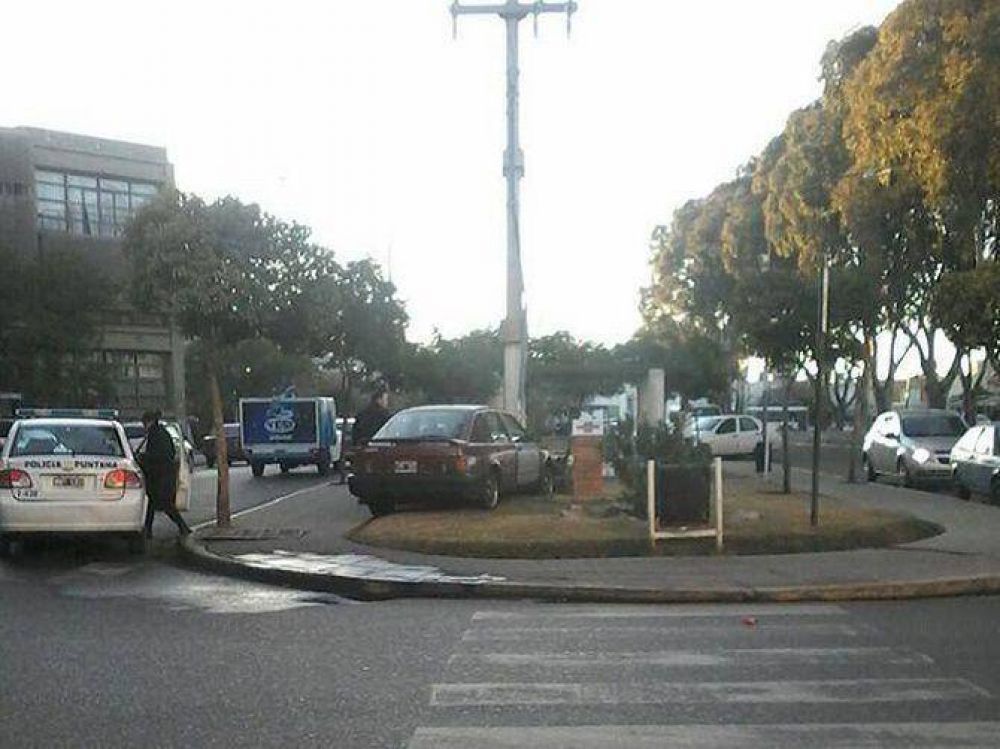  Muri� un hombre que se descompens� mientras manejaba y choc� contra un poste de alumbrado p�blico