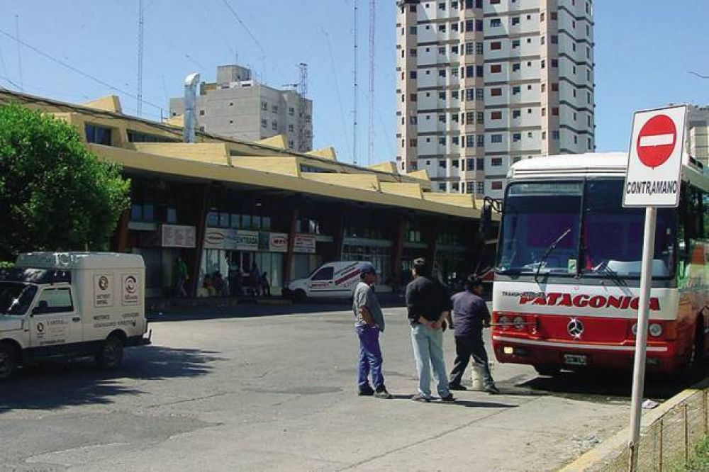 Lleg� a visitar a su hijo y falleci� al pisar la terminal