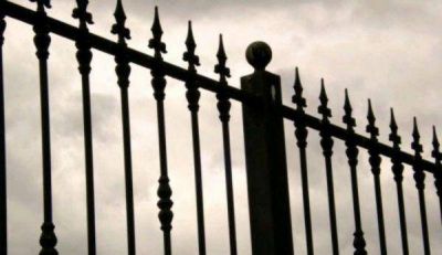 Ladr�n muri� desangrado al incrustarse en una reja