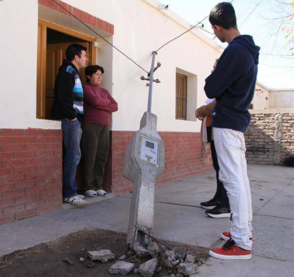 Un cami�n arras� con los cables y dej� sin luz a unas 60 familias