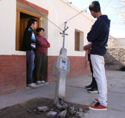 Un cami�n arras� con los cables y dej� sin luz a unas 60 familias