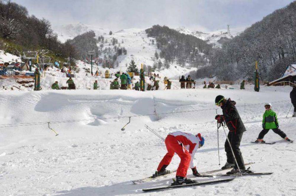 La nieve comenz� a darle vida al cerro Catedral