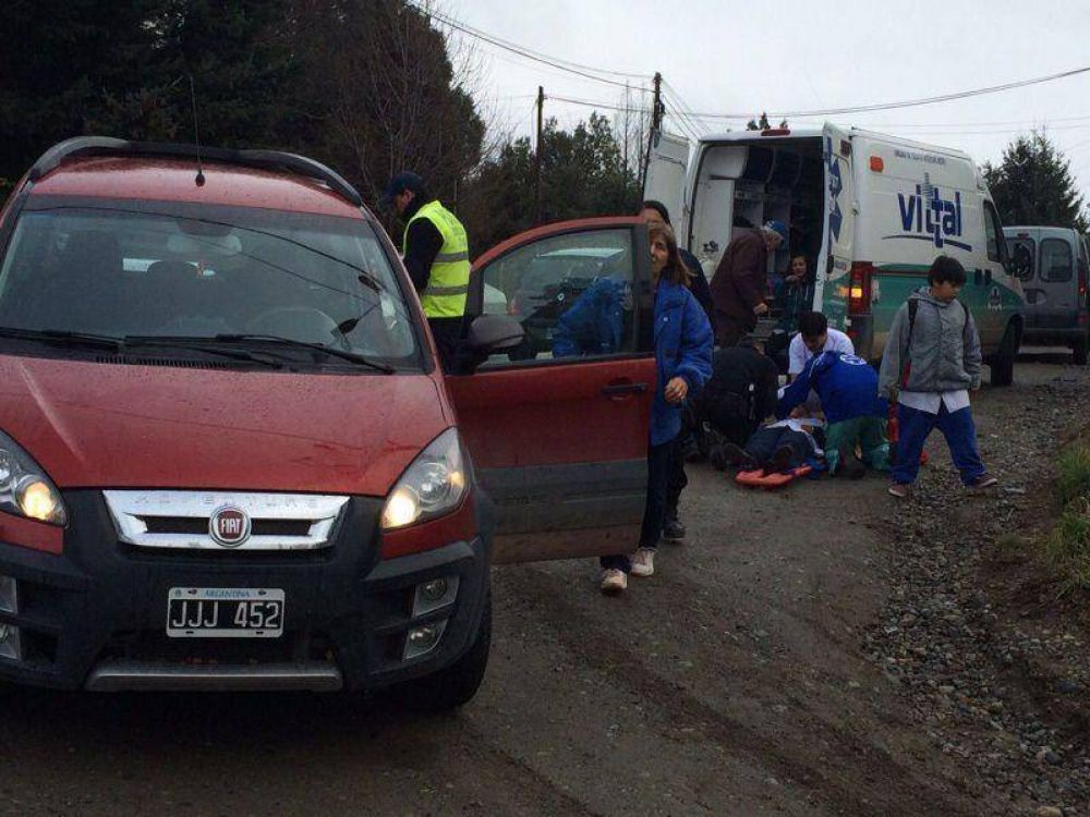 S�lo un susto: auto embisti� a dos primos en Avenida de los Pioneros