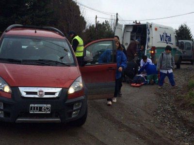 S�lo un susto: auto embisti� a dos primos en Avenida de los Pioneros