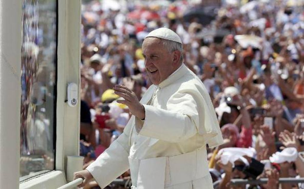 Comenzaron a salir los fieles para acompañar al Papa en Asunción