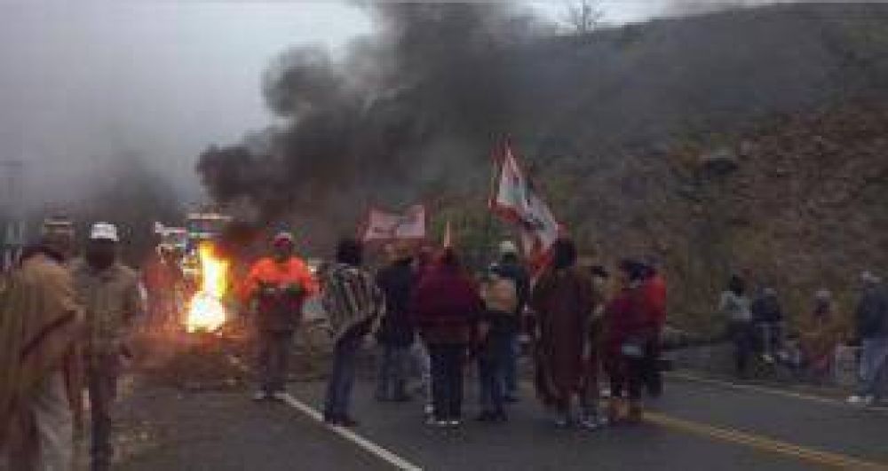 Pueblos originarios cortan la ruta por la libertad de su cacique