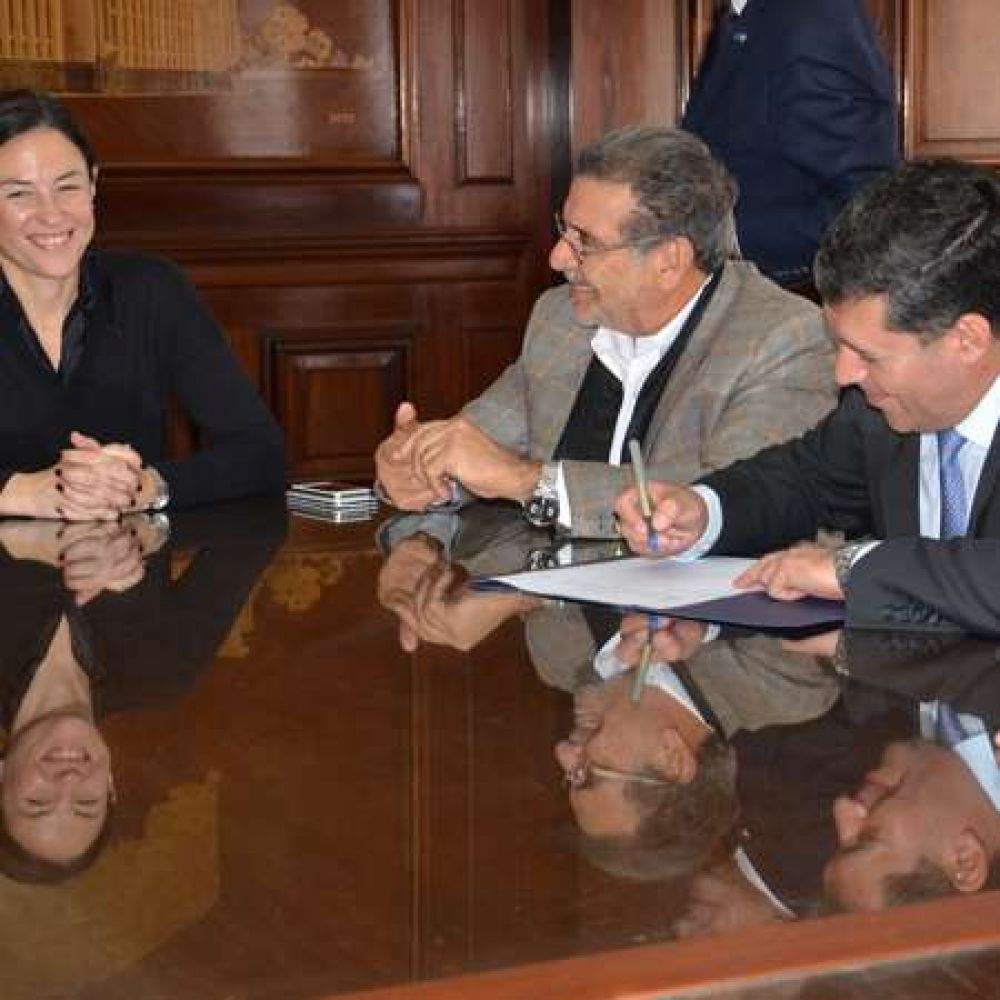 Beder Herrera firm� contratos para la ampliaci�n de la Estaci�n Transformadora de 500 KV