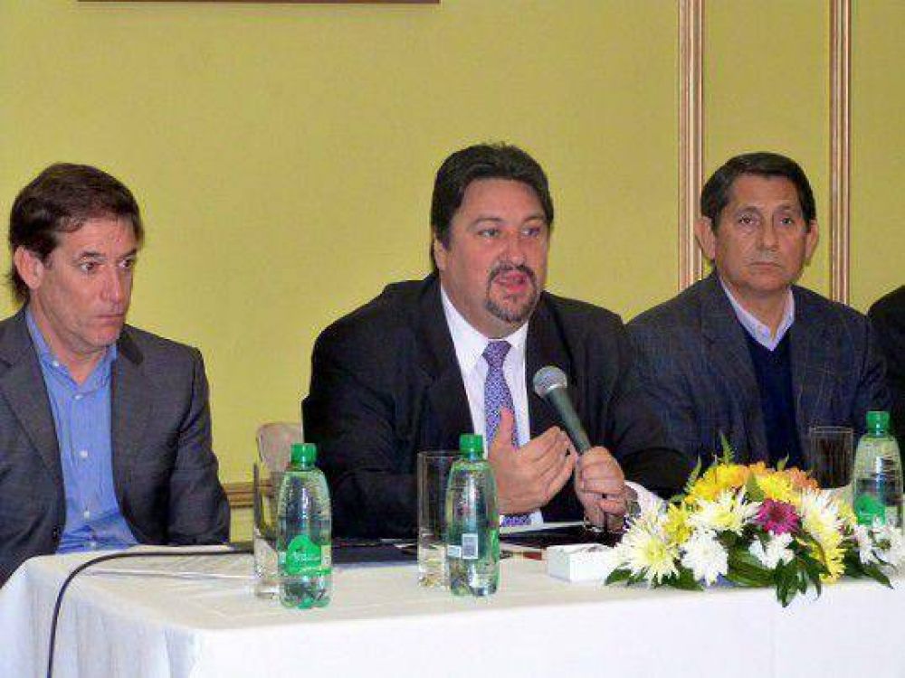 Firmaron contrato de obras para la ampliaci�n de la red de agua corriente para Posadas y Garup�