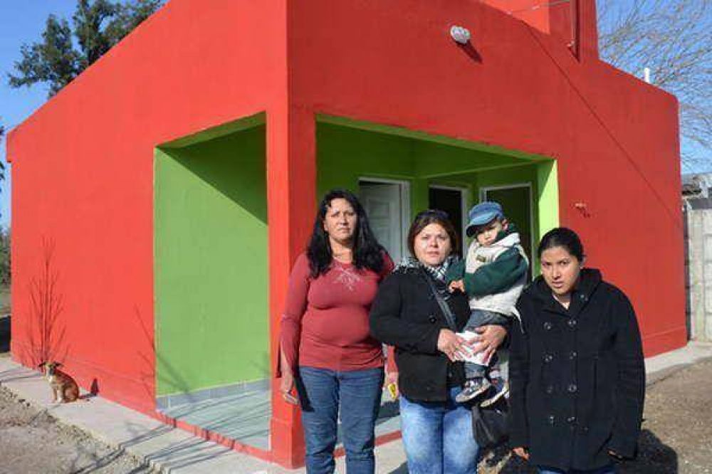 Hicieron entrega de mdulos habitacionales en La Banda para familias con muchas necesidades